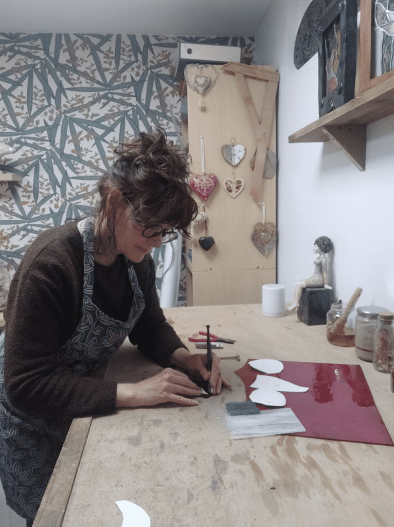 Maryse Decarnelle, vitrailliste céramiste dans son atelier