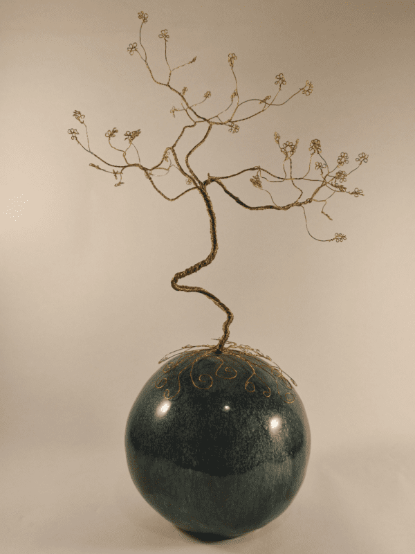 arbre de vie en fil de fer doré sur boule en céramique émaillée bleue.