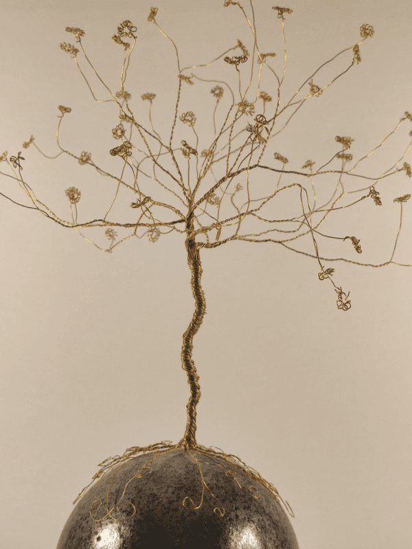 arbre de vie en fil de fer doré sur boule en céramique émaillée fer.