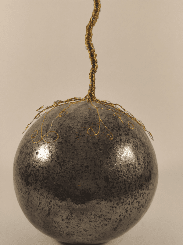 arbre de vie en fil de fer doré sur boule en céramique émaillée fer. Vue de près de la boule