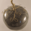 Arbre de vie en fil de fer doré sur une boule de céramique émaillée verte. Vue d'au dessus