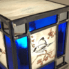 Lampe vitrail Azulero en forme de cube. Dessins d'oiseaux sur les quatre faces et bordure en verre bleu et miroir