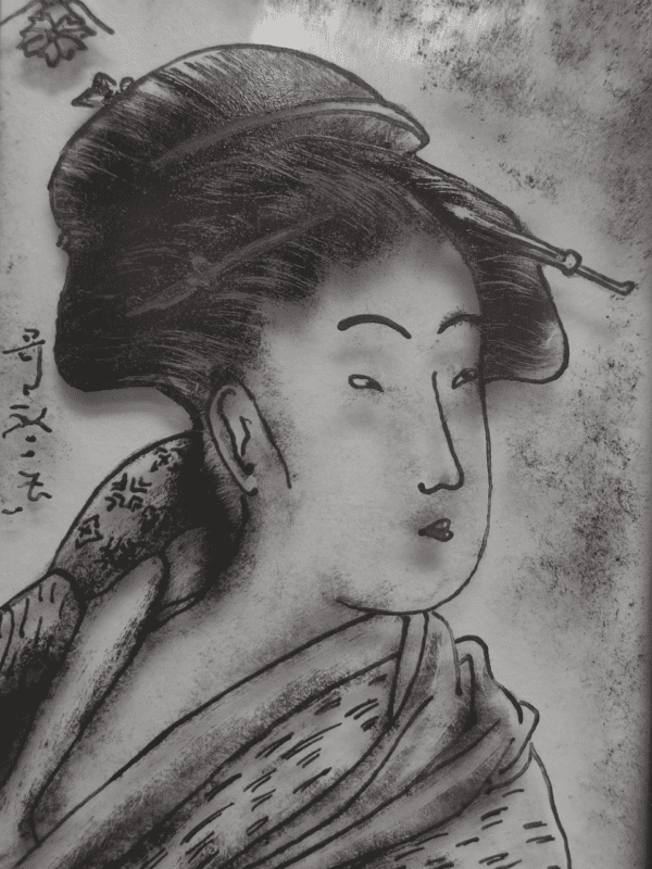 Petit médaillon Baldine. Il représente un portrait de Geisha peint à la grisaille noire. Vue de près