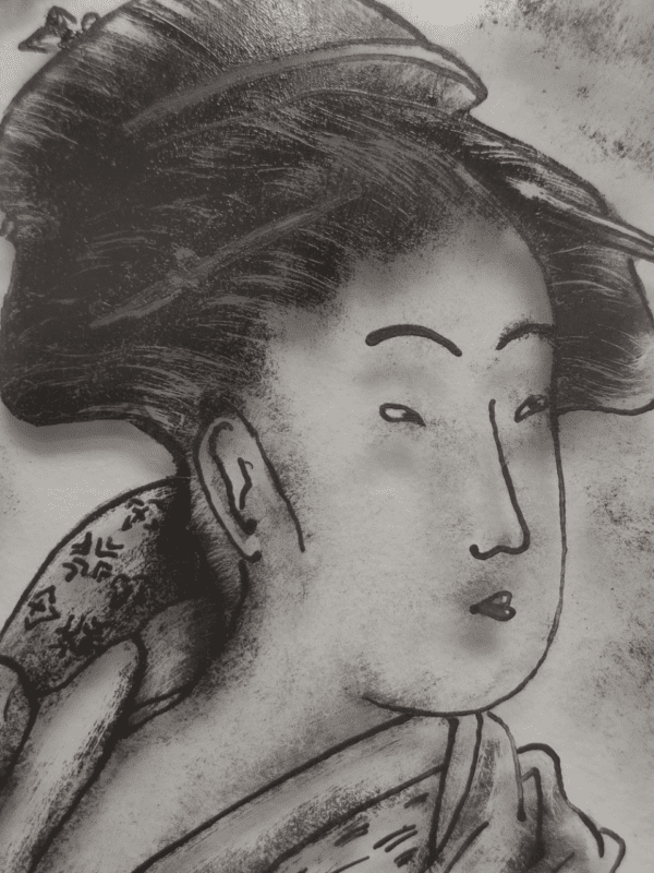 Petit médaillon Baldine. Il représente un portrait de Geisha peint à la grisaille noire. Vue de près
