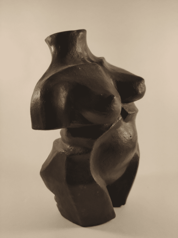 Buste de femme en céramique patiné et ciré. Vue de trois quart face