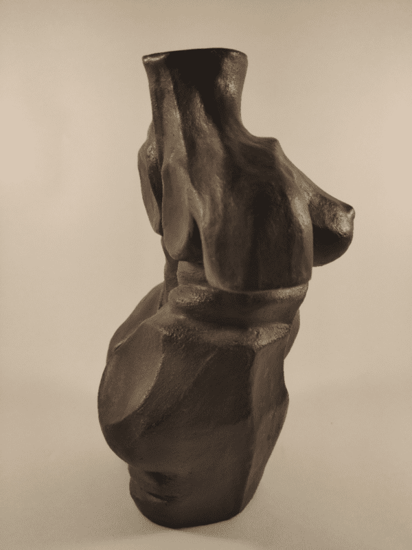 Buste de femme en céramique patiné et ciré. Vue de profil