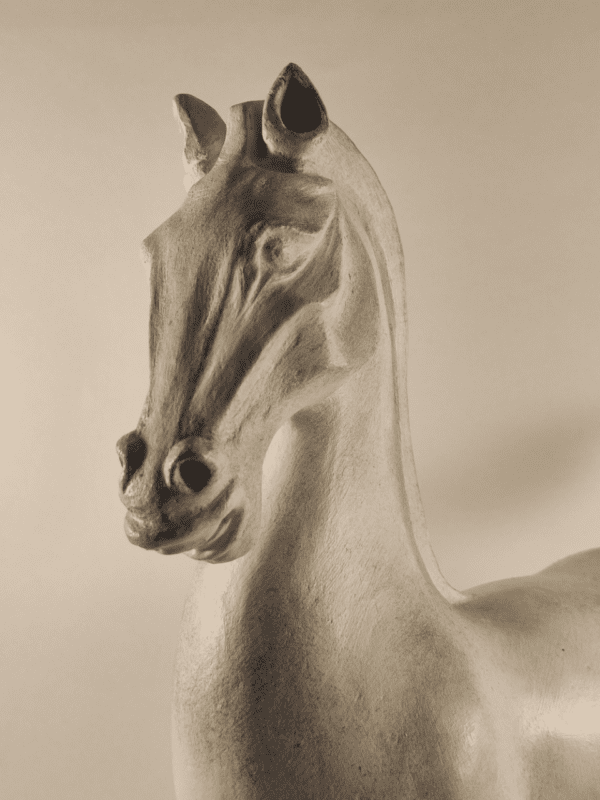 Cheval en céramique de l'époque Han. Patine blanche et dorée. Vue de près sur le trois quart de la tête du cheval