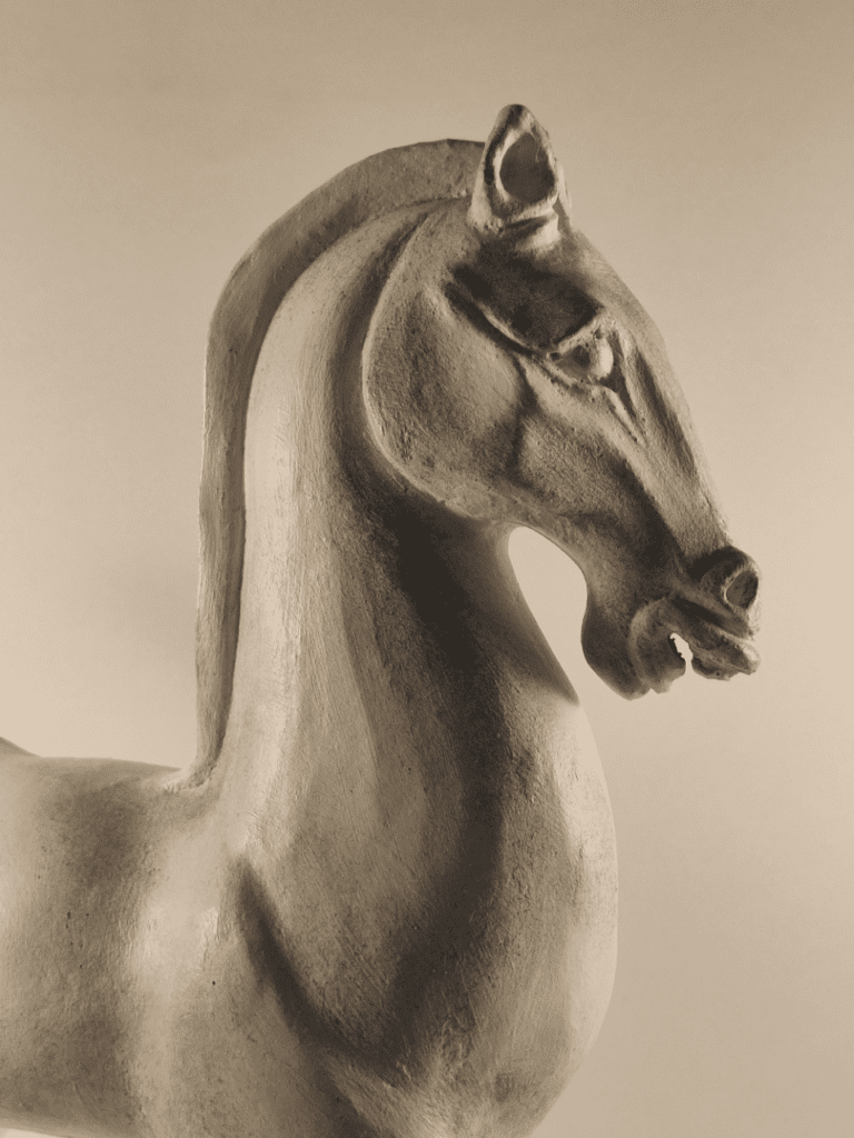 Cheval en céramique de l'époque Han. Patine blanche et dorée. Vue de près sur le profil droit de la tête du cheval