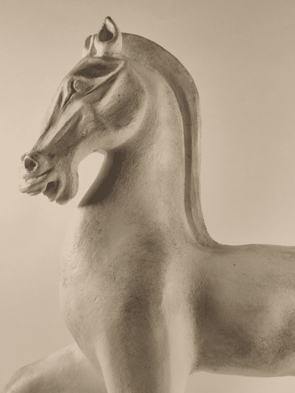 Cheval en céramique de l'époque Han. Patine blanche et dorée. Vue de près sur le profil gauche de la tête du cheval
