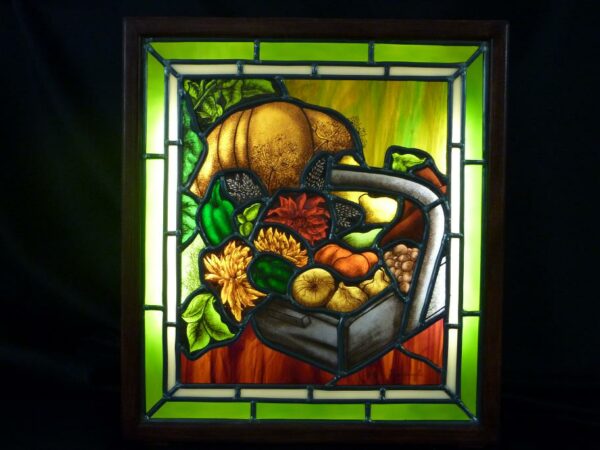 composition de fruits et légumes. Ce vitrail représente un panier de fruits et de légumes inséré dans une boitre en bois avec un système d'éclairage