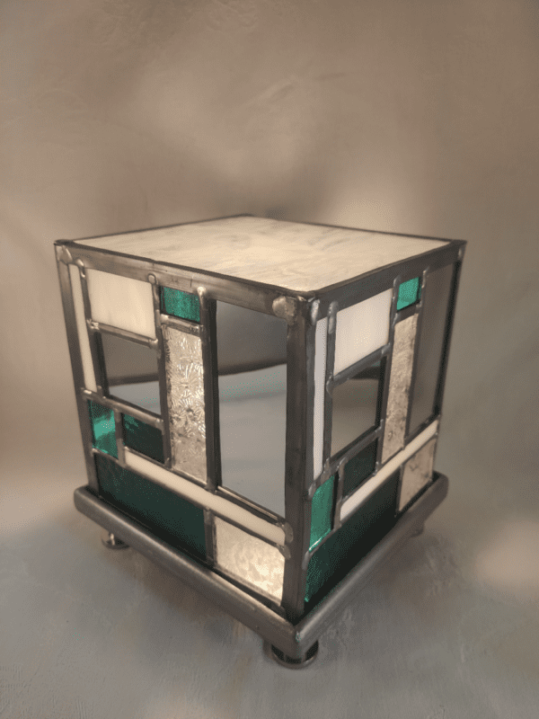 Lampe Culby en forme de cube de style Mondrian en verre bleu et miroir. Vue de trois quart