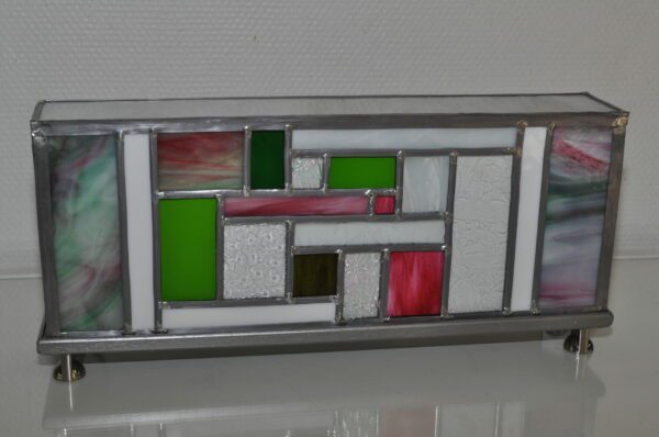 lampe Laïka éteinte rectangulaire d'inspiration Mondrian avec des couleurs rose, vert et blanc
