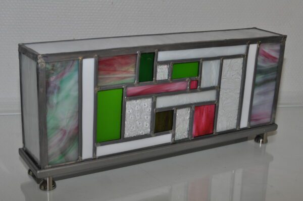 lampe Laïka éteinte rectangulaire d'inspiration Mondrian avec des couleurs rose, vert et blanc. Vue de trois quart