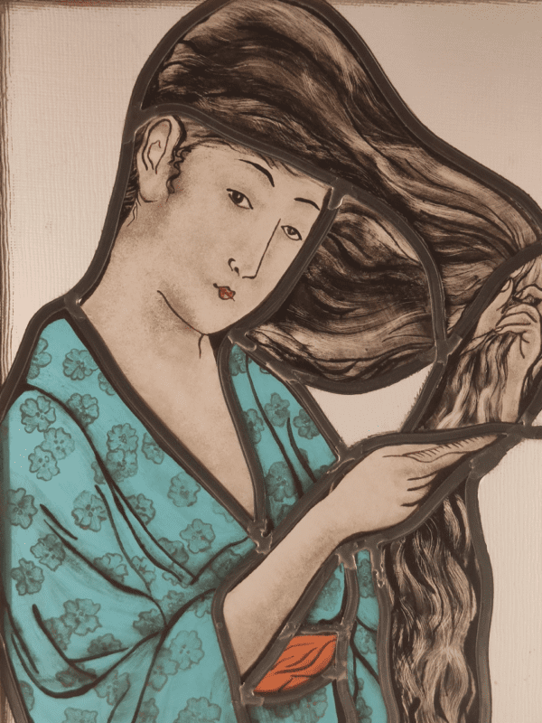 Vitrail Litya représentant une Geisha avec un peignoir bleu qui se coiffe.