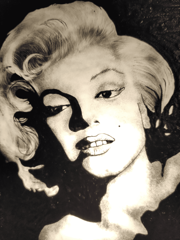 Lampe vitrail Marilyne. portrait de Marilyne Monroe vu de près