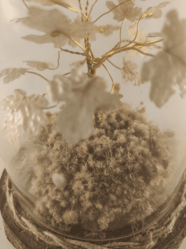 petit arbre de vie en fil de fer et feuilles de chêne avec composition mousse et fleurs sous cloche de verre vu de près