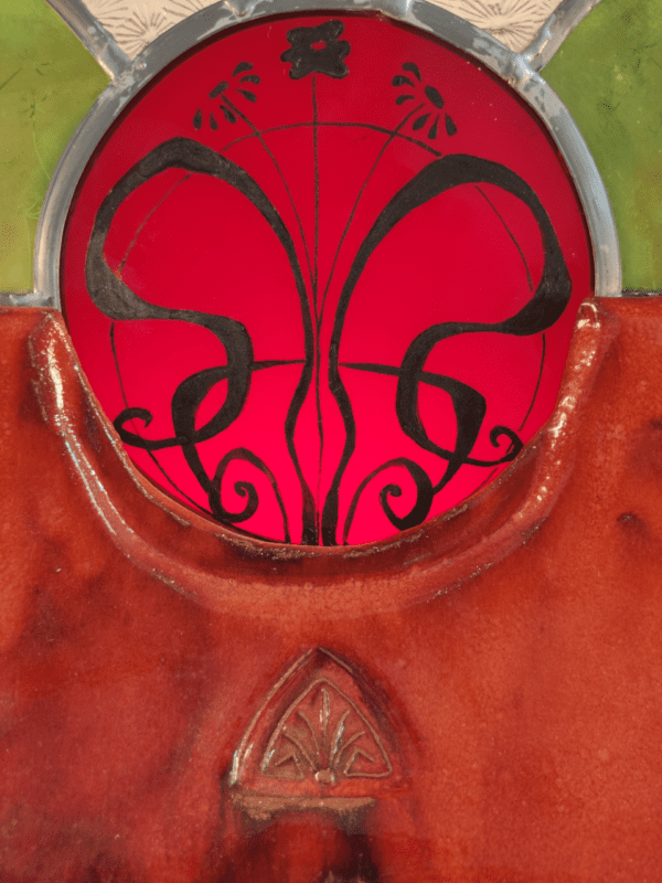 vue de dos du médaillon de la lampe en vitrail d'inspiration Mucha avec une base en céramique émaillée rouge
