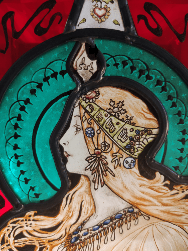 vue du portrait dans le médaillon en vitrail d'une lampe d'inspiration Mucha