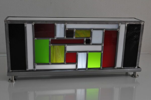 Lampe vitrail Swamp rectangulaire d'inspiration Mondrian, noire rouge et verte