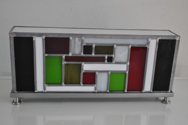 Lampe vitrail Swamp rectangulaire d'inspiration Mondrian, noire rouge et verte. Vue de face
