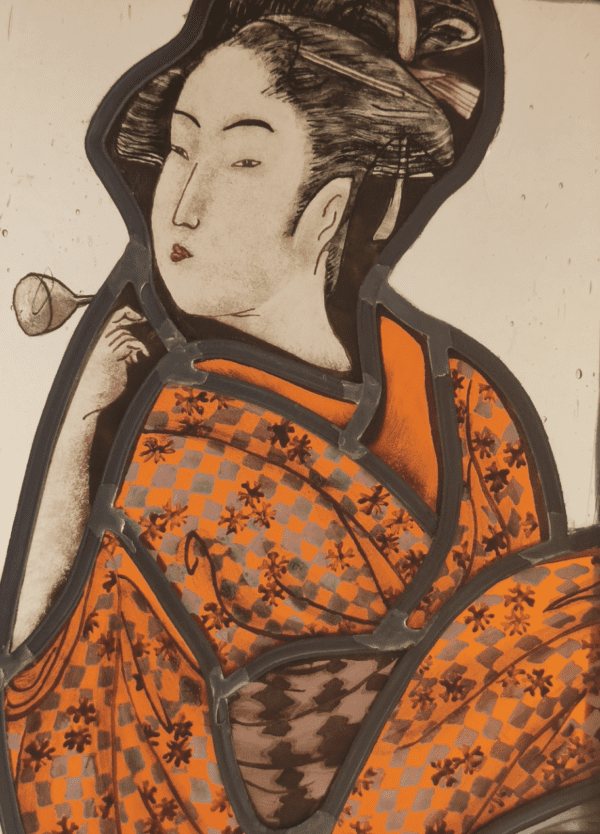 Cadre vitrail Terra. Un vitrail avec une geisha en kimono orange est inséré dans un cadre en céramique émaillé noire.