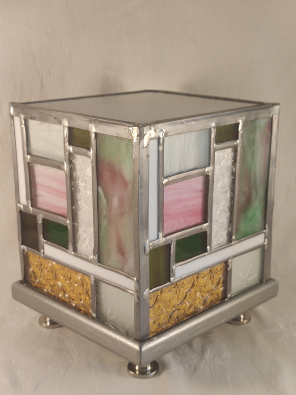 lampe Tyni en vitrail éteinte en forme de cube d'inspiration Mondrian en jaune vert et rose