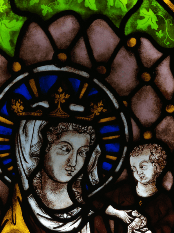 vierge à l'enfant d'époque médiévale avec une arabesque de feuilles de chêne