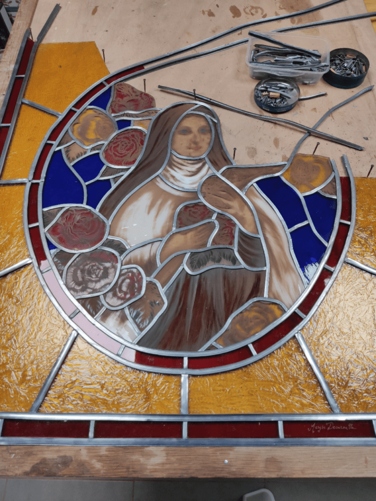 montage en plomb du vitrail de sainte Thérèse de Lisieux