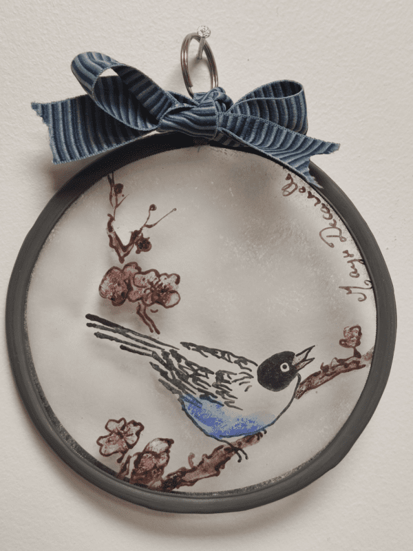 Petit médaillon Voltia représentant un petit oiseau sur une branche de cerisier