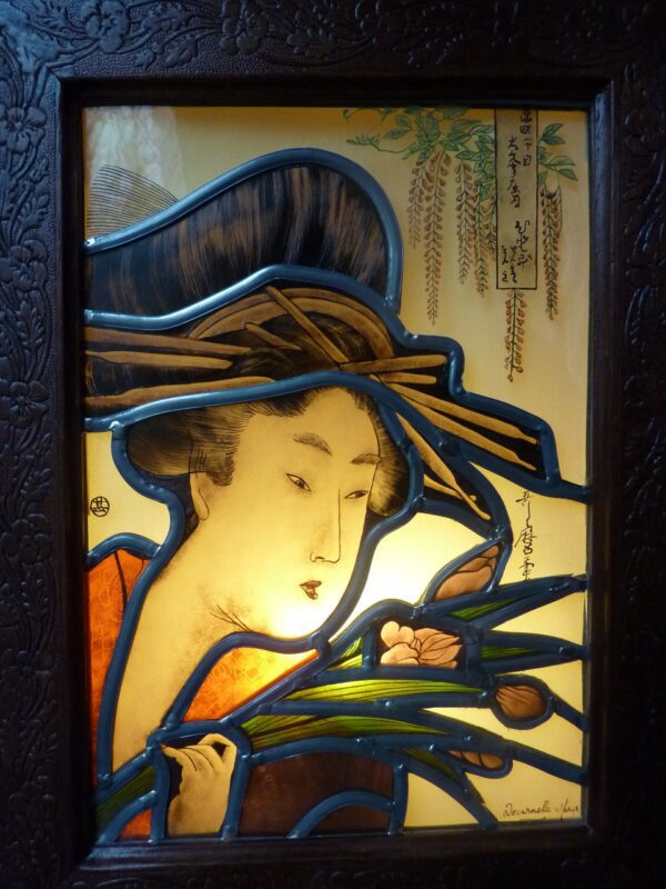 vitrail Geisha à la fleur inséré dans une boite lumineuse représentant une geisha tenant des iris